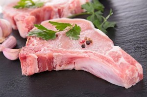 Rohes Schweinefleisch für die Dogge